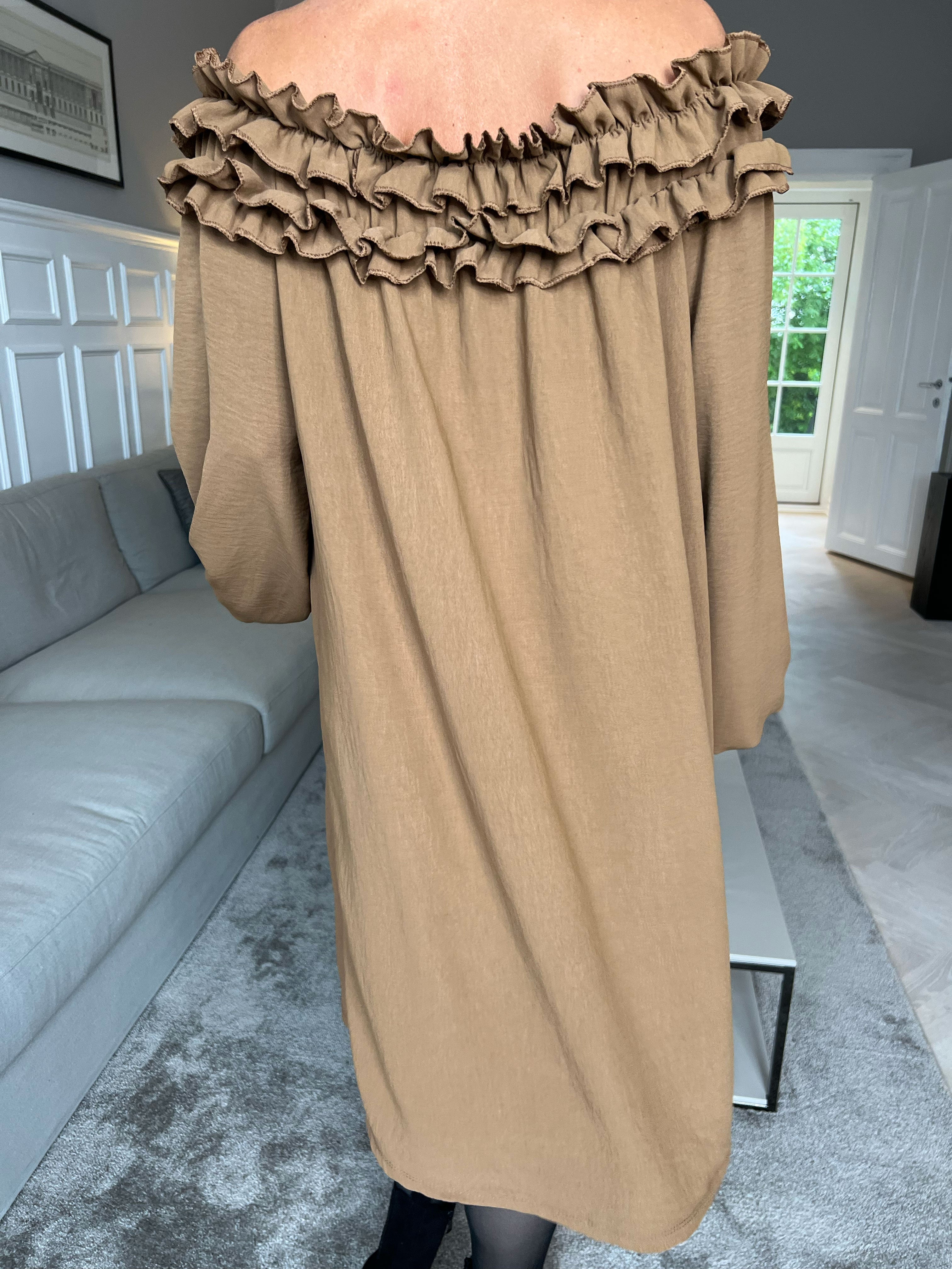 Chili Dress - Kjole med lange ærmer og flæser i udskæringen